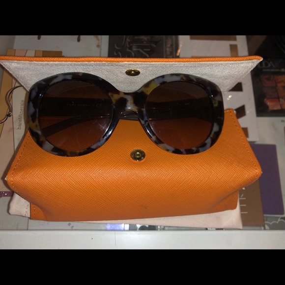 ✨Tory Burch sunglasses✨ - Picture 4 of 5